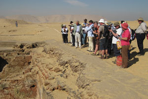 Dr Gunter Dreyer, director of excavations at Umm el-Qaab, explains the tomb of Djer to the BSS group