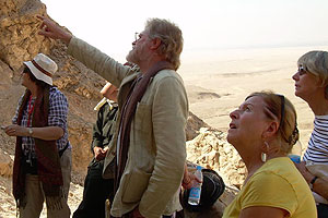 Barry Kemp explains Amarna Boundary Stela U (Photo: P Lynn)